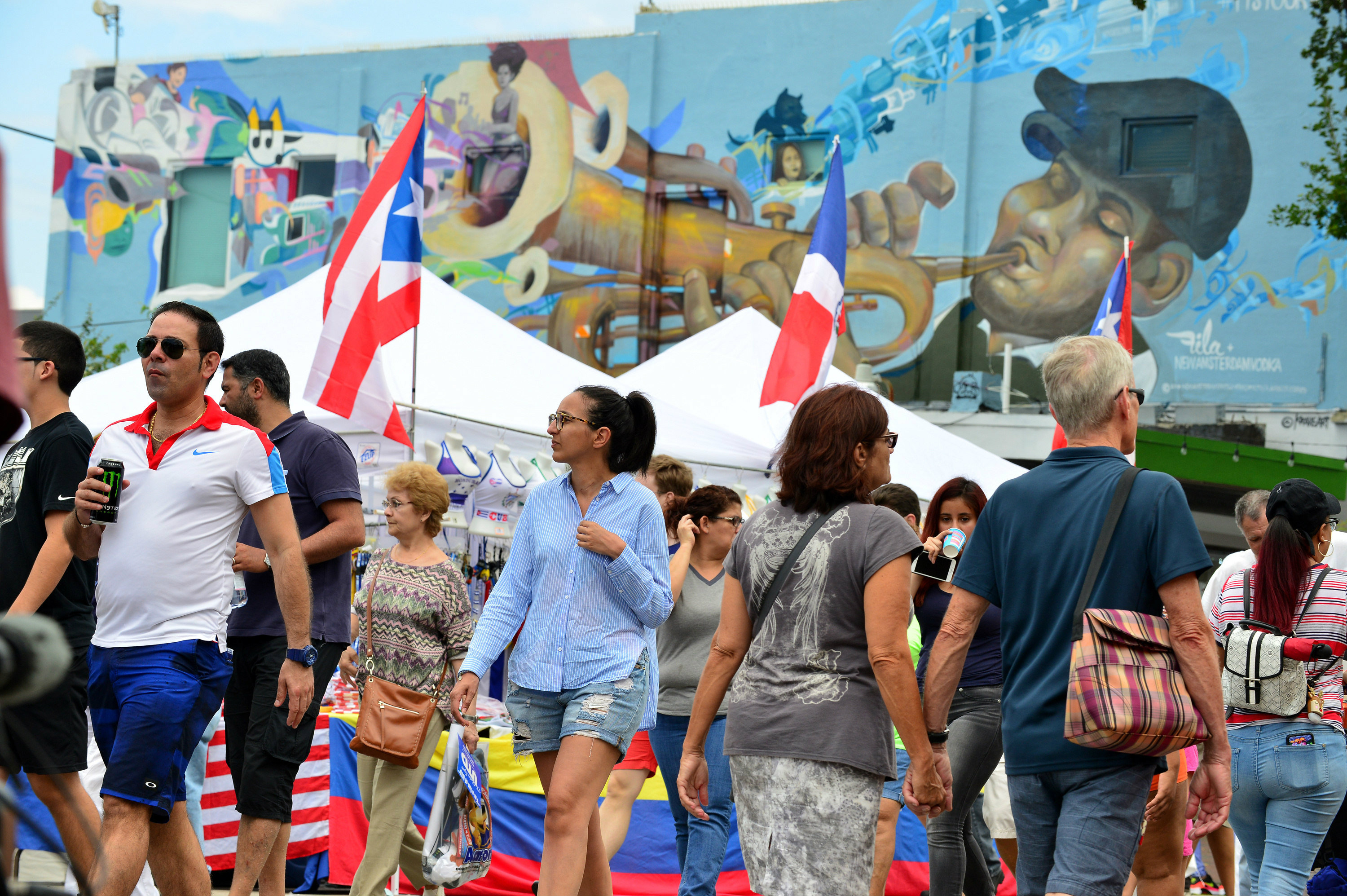 Hispanos enaltecen su diversidad en Carnaval de la Calle Ocho Miami