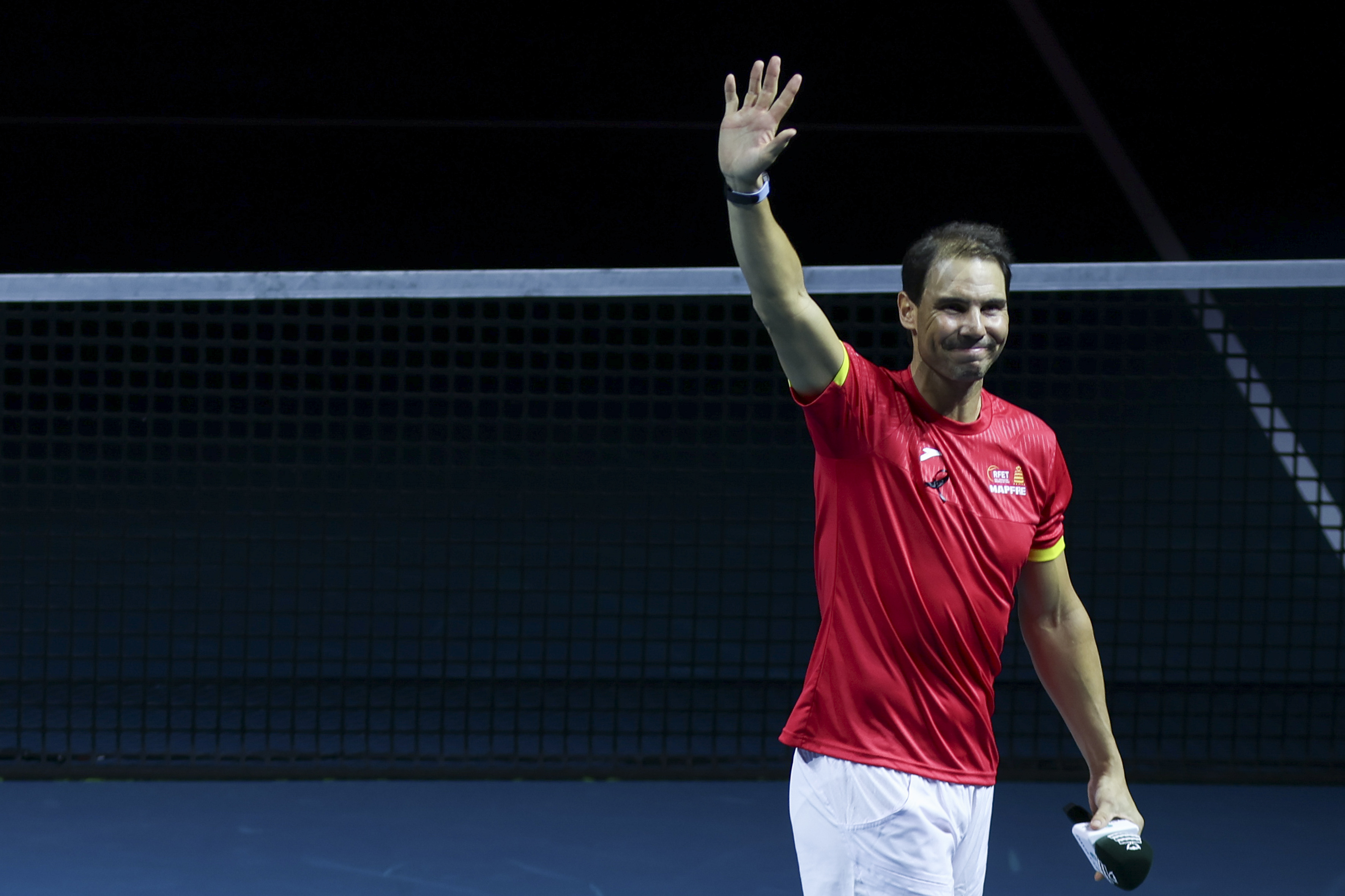 -FOTODELDÍA- MÁLAGA, 19/11/2024.- El tenista Rafa Nadal saluda a la afición durante el homenaje que recibe tras el partido de dobles que jugaron los tenistas de España Carlos Alcaraz y Marcel Granollers con la pareja de Países Bajos Wesley Koolhof y Botic Van de Zandschulp, correspondiente a los cuartos de final de la Copa Davis que se disputó hoy martes en el pabellón Martín Carpena de Málaga. EFE/Daniel Pérez