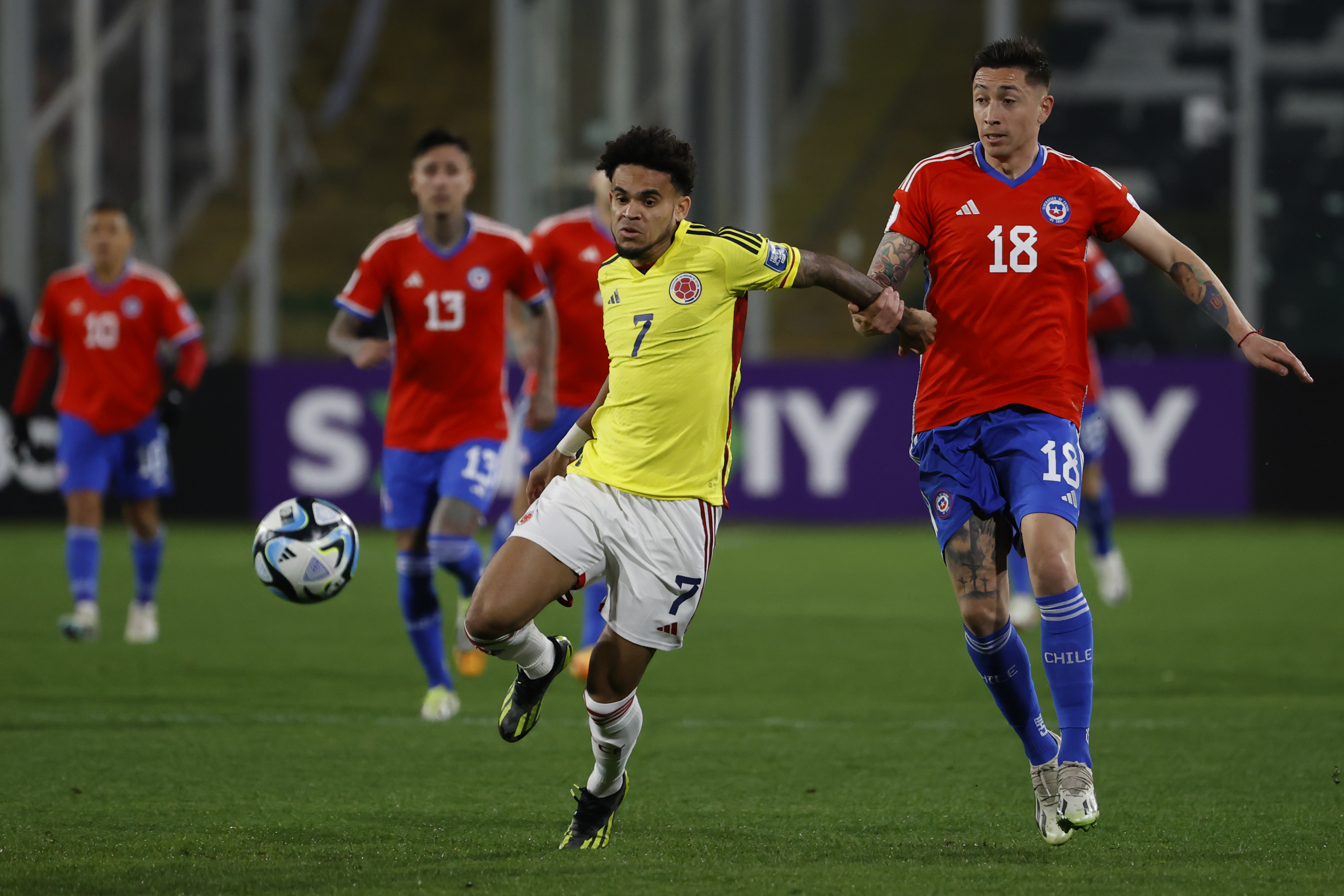 Colombia, sin brillo y con pocas ideas, empató y alargó su invicto contra Chile