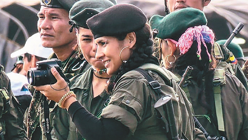Alexa mientras tomaba una fotografía, aún en las filas de las Farc.