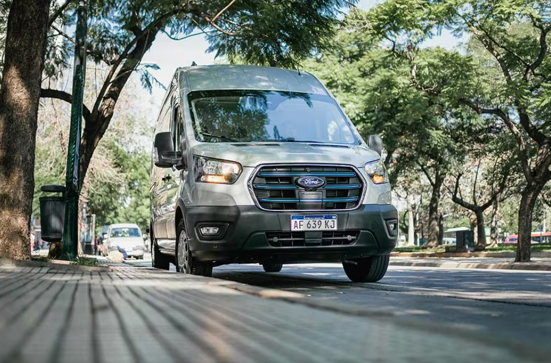 Ford Transit cumple seis décadas y se renueva con versiones eléctricas