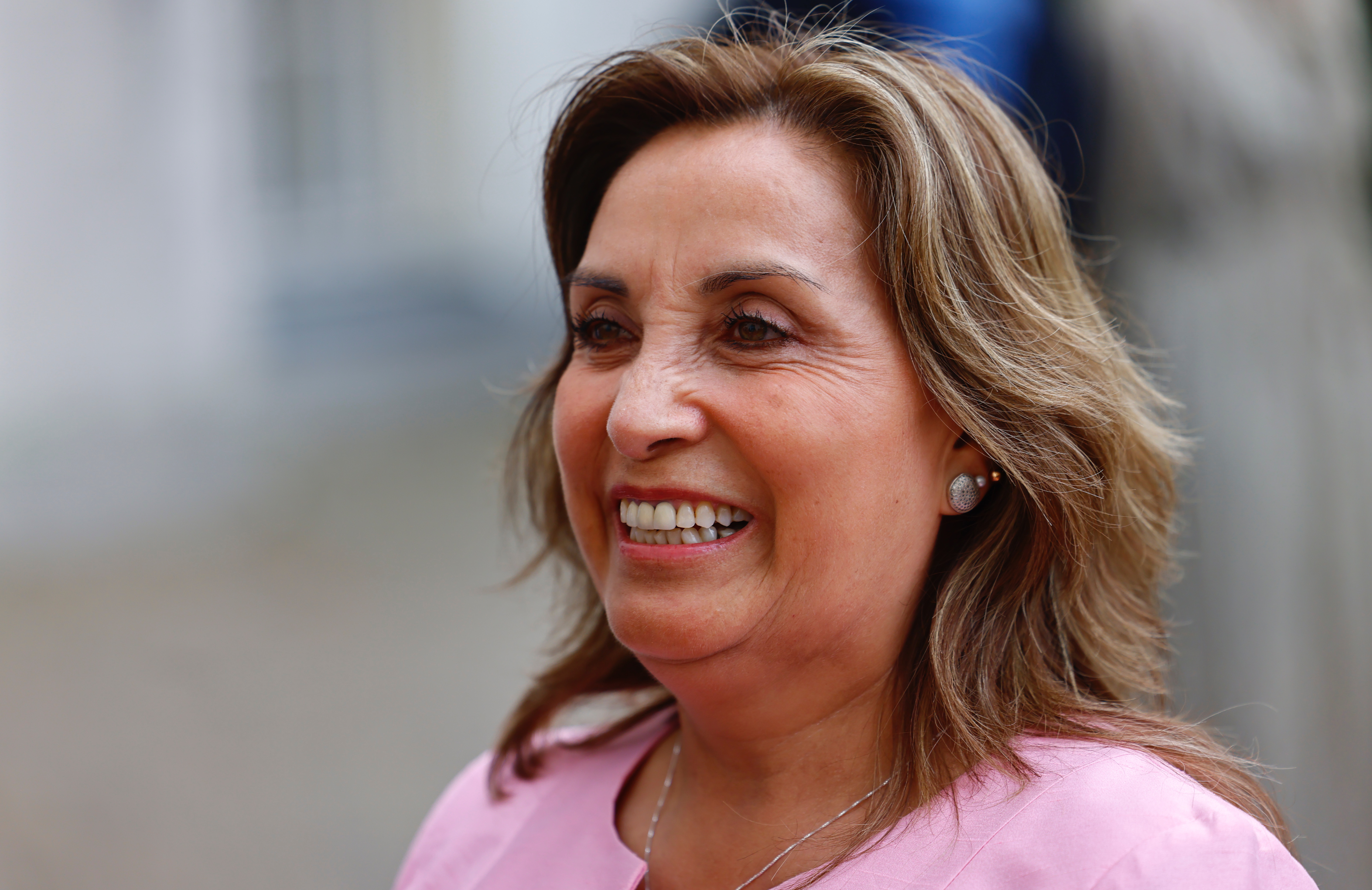 Dina Boluarte, de gira por Europa, afronta moción de censura y protestas en Perú