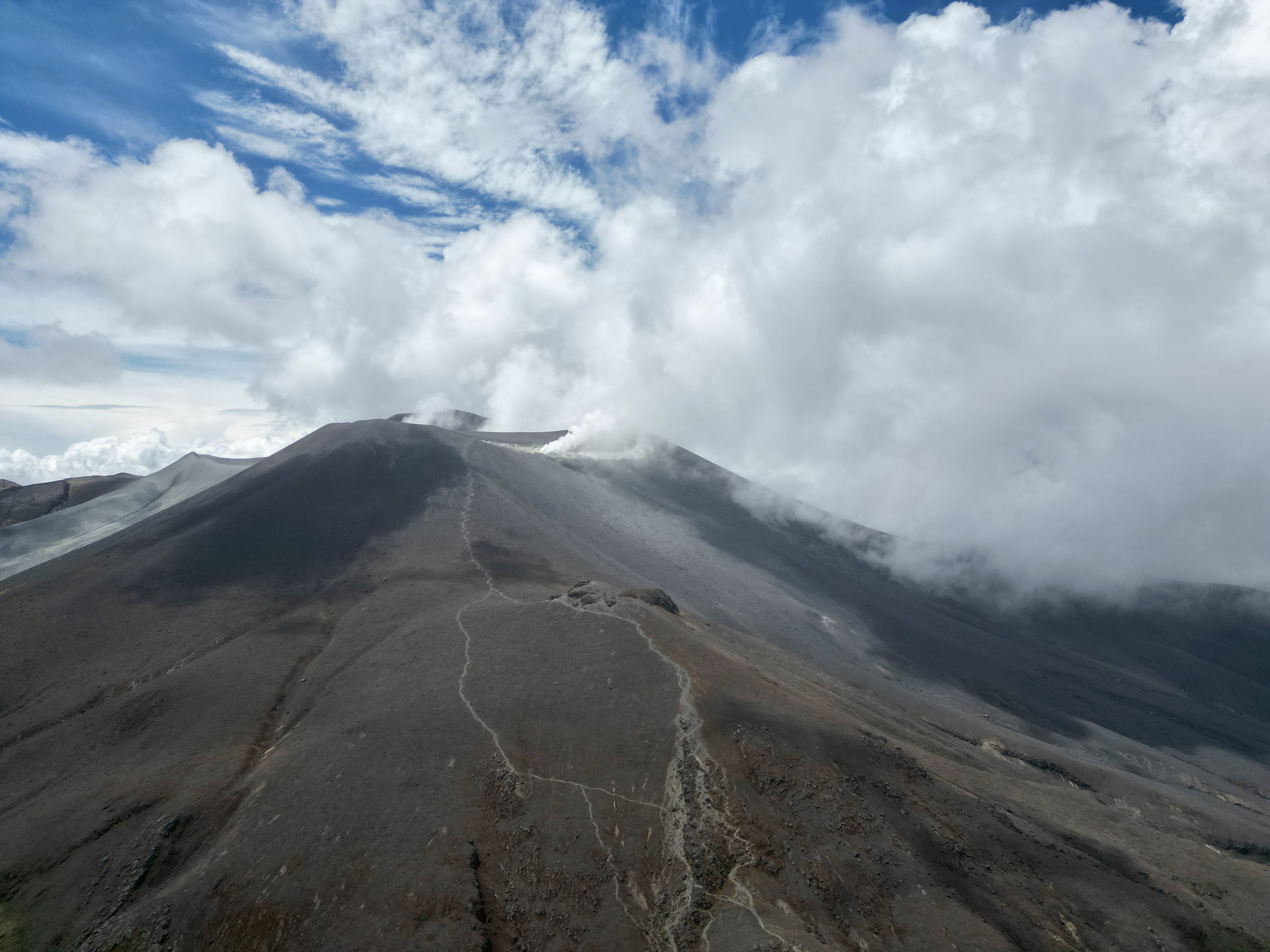 Parques Nacionales cerró temporalmente sectores del PNN Puracé por alerta Naranja en el volcán