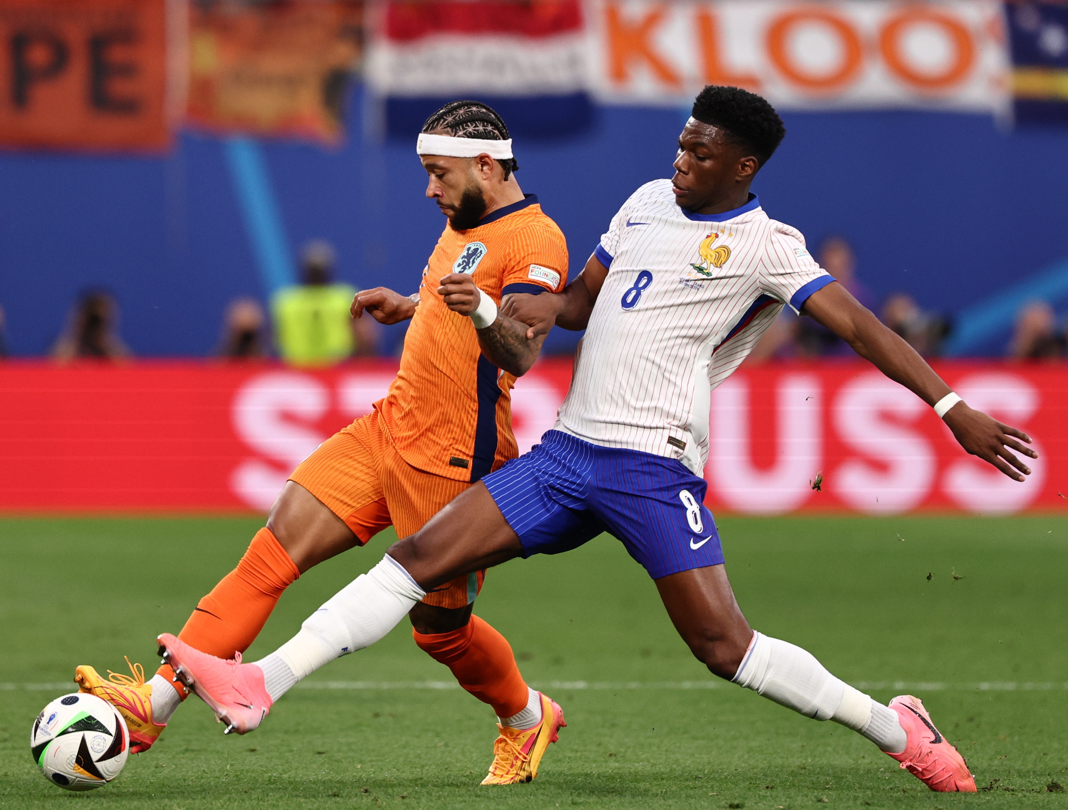 Leipzig (Germany), 21/06/2024.- Memphis Depay (L) of the Netherlands and Aurelien Djani Tchouameni of France in action during the UEFA EURO 2024 Group D soccer match between Netherlands and France, in Leipzig, Germany, 21 June 2024. (Francia, Alemania, Países Bajos; Holanda) EFE/EPA/ANNA SZILAGYI
