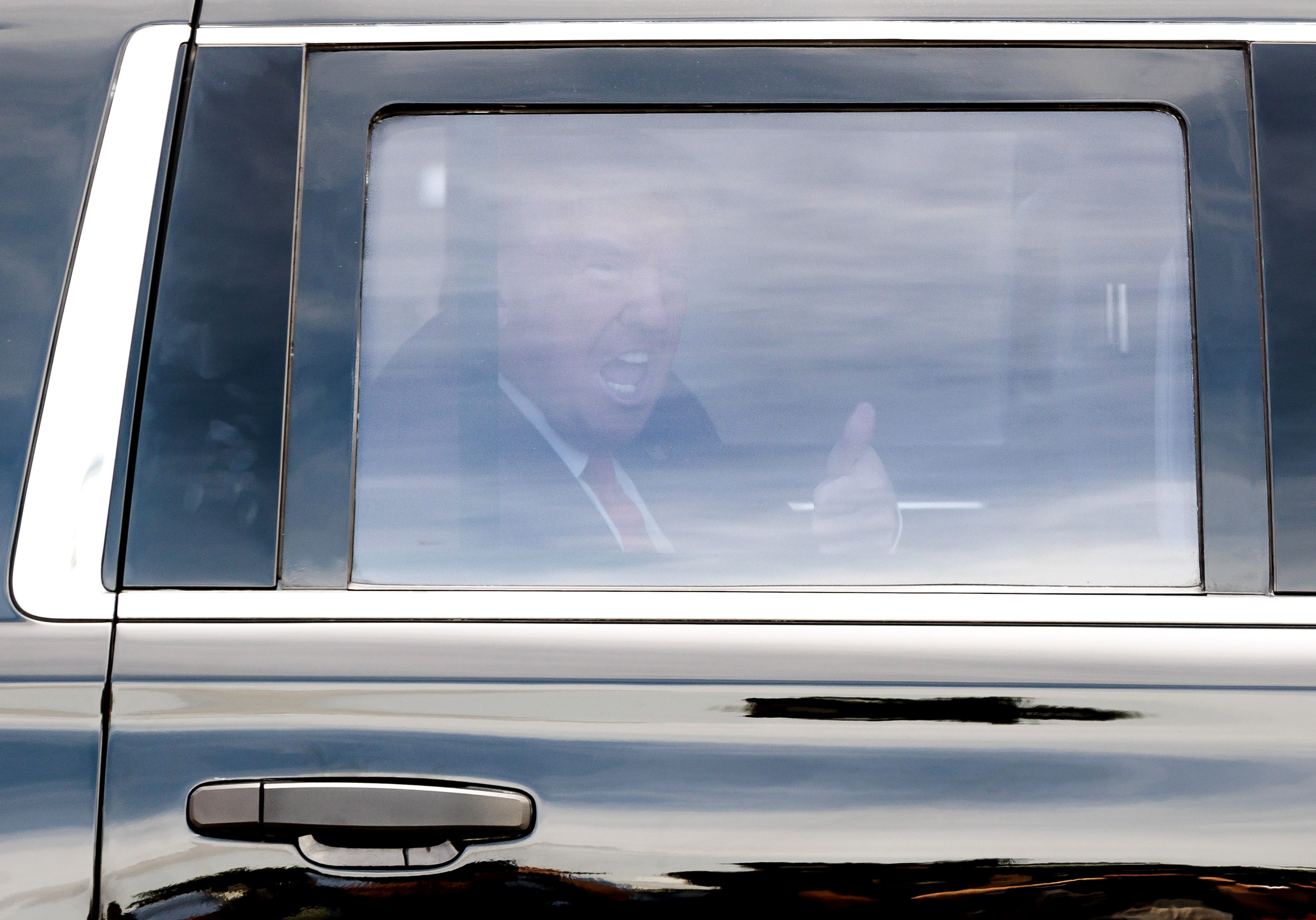 Miami (United States), 12/06/2023.- US former President Donald Trump gives a thumbs up from his car as he arrives to Trump National Doral Miami golf course the day before his scheduled federal court appearance in Doral, Florida, USA, 12 June 2023. Trump is facing multiple federal charges stemming from an US Justice Department investigation led by Special Counsel Jack Smith related to the former president'Äôs alleged mishandling of classified national security documents and is scheduled to turn himself into authorities on Tuesday in Miami. (Estados Unidos) EFE/EPA/JUSTIN LANE
