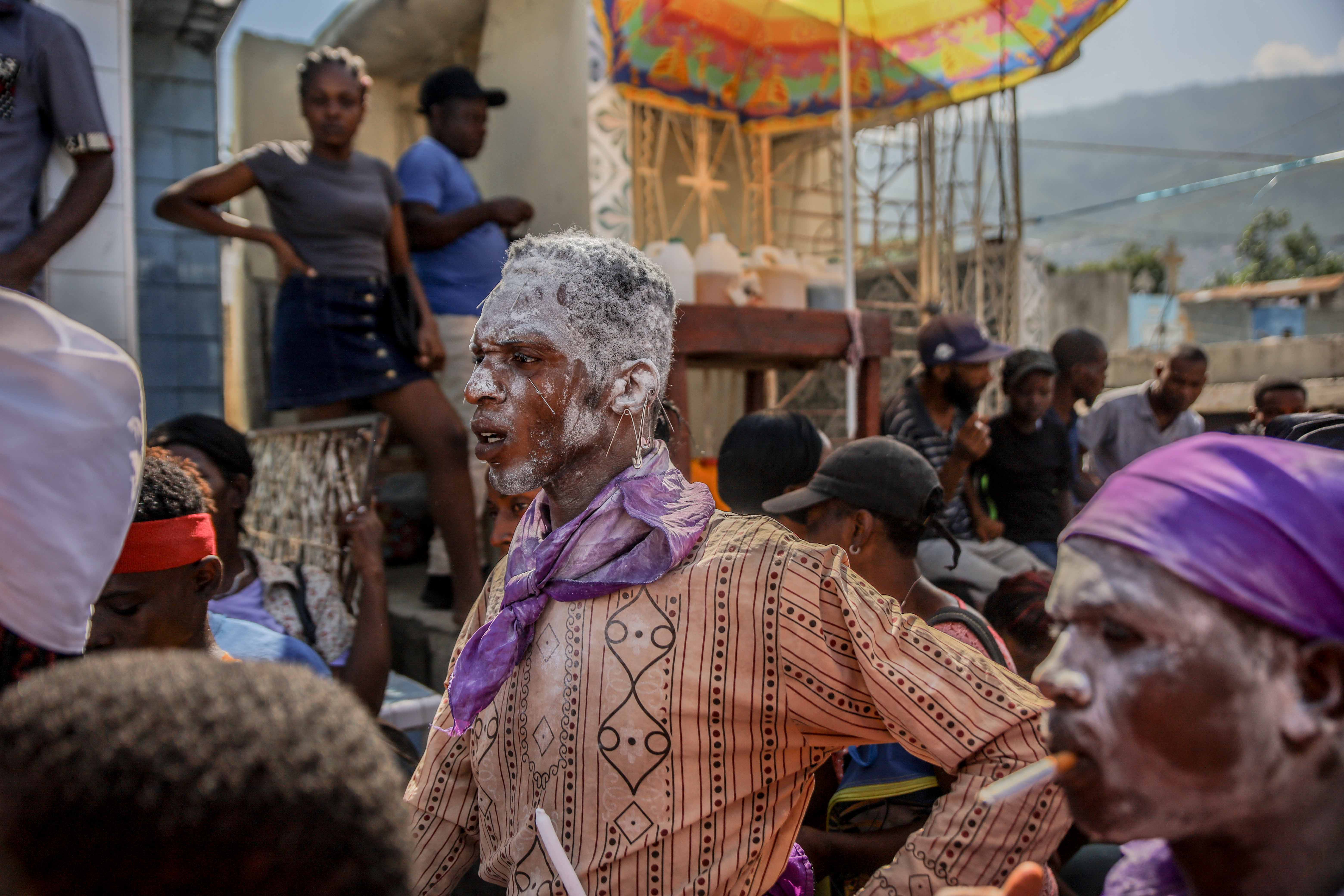 Un chorro de ron para el muerto, un trago para el vivo, aunque los usos de este licor caribeño en el vudú son variados. Los intermediarios entre los espíritus y los vivos, hombres y mujeres que se distinguen por llevar la cara pintada de blanco, también lo usan en sus rituales purificadores.