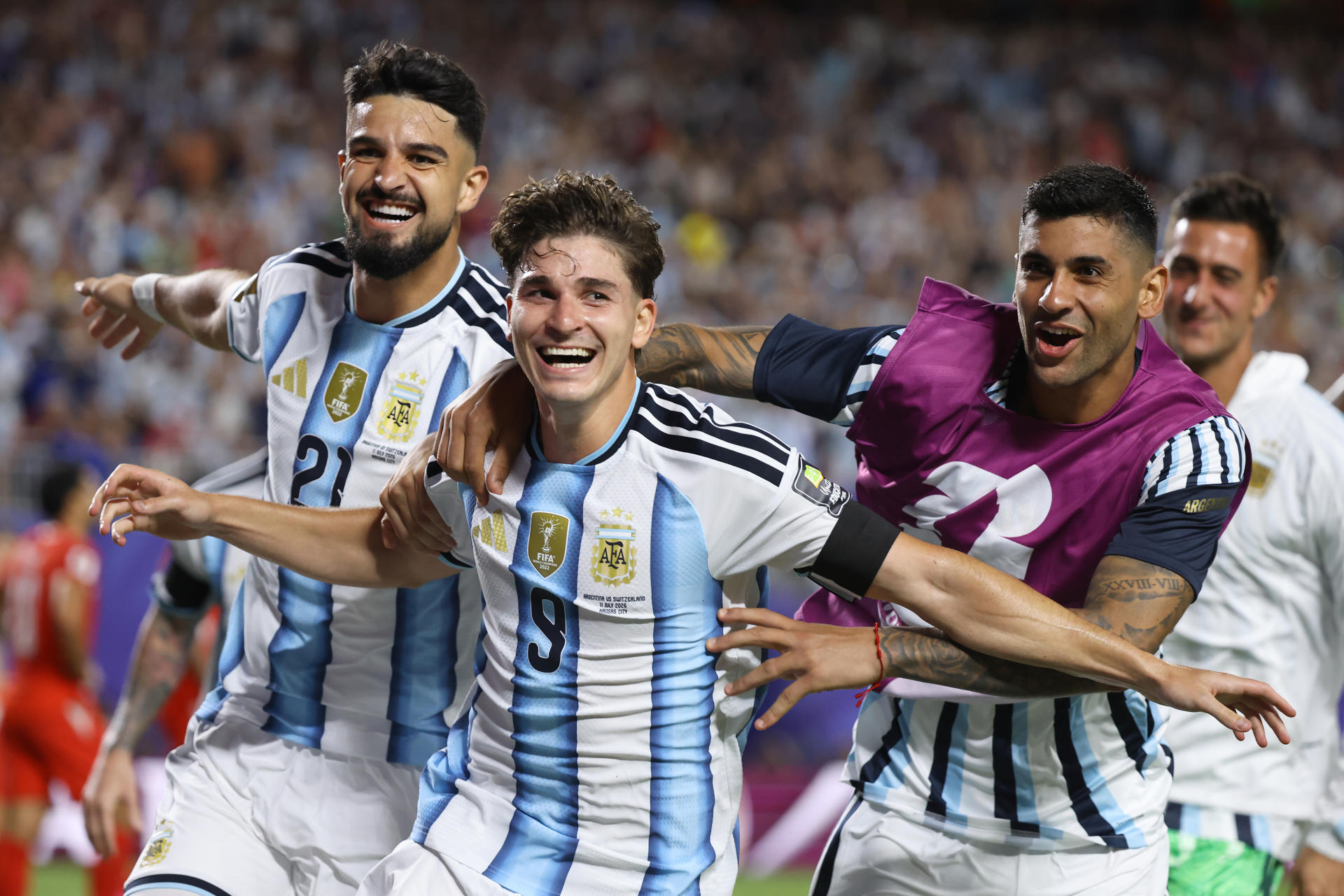 FOTODELDÍA GR7028. KANSAS (ESTADOS UNIDOS), 11/07/2026.- Julián Alvarez (c) de Argentina celebra un gol este sábado, en un partido de cuartos de final del Mundial de la FIFA 2026 entre Argentina y Suiza en el estadio Arrowhead de Kansas (EE.UU.). EFE/ Kenneth Fernández