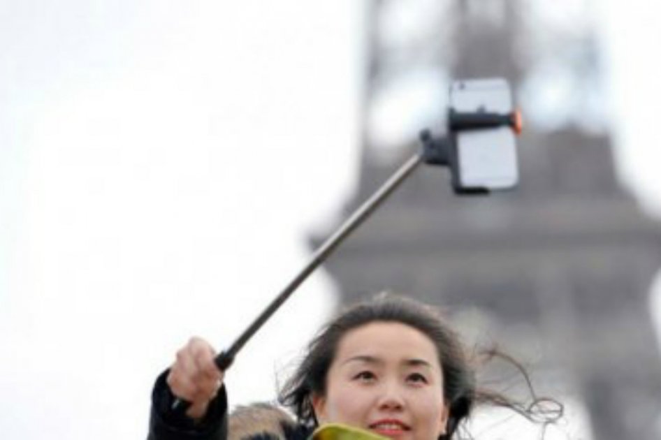 Disney prohíbe «palos para selfis» en sus parques en el mundo