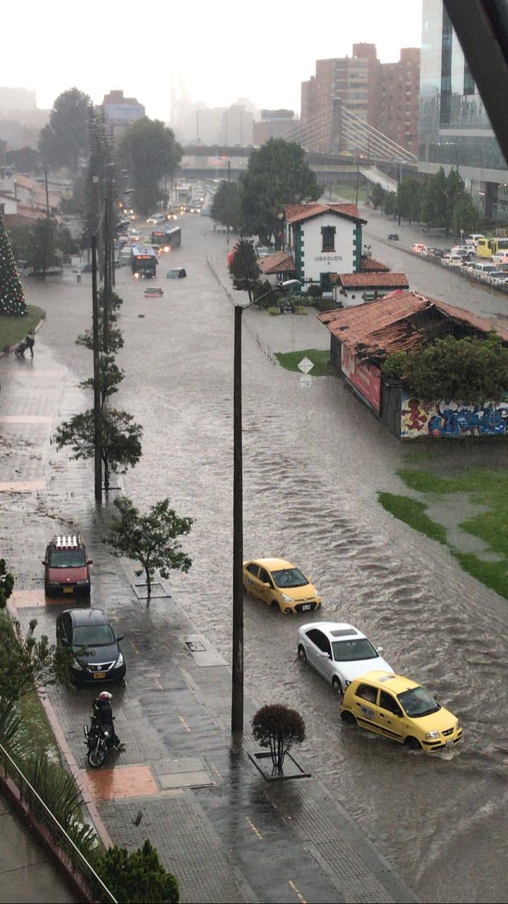 Cortesía Manuel SalazarCortesía Manuel SalazarAndrés Felipe on TwitterManuel Salazar on TwitterPara aclarar la situación presentada este martes, el cuerpo de bomberos de Bogotá, Idiger, EAAB, Enel Codensa y laSecretaría de Movilidad, en la mañana de este miércoles 12 de diciembre, presentarán un balance conla información sobre la atención de esta emergencia.