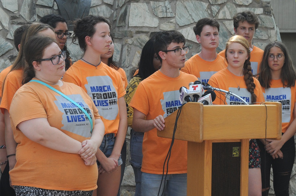 Estudiantes de Arizona exigen mayor control de armas