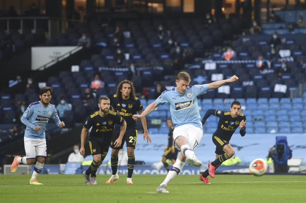 Manchester City goleó al Arsenal por 3-0 en su regreso a la Premier