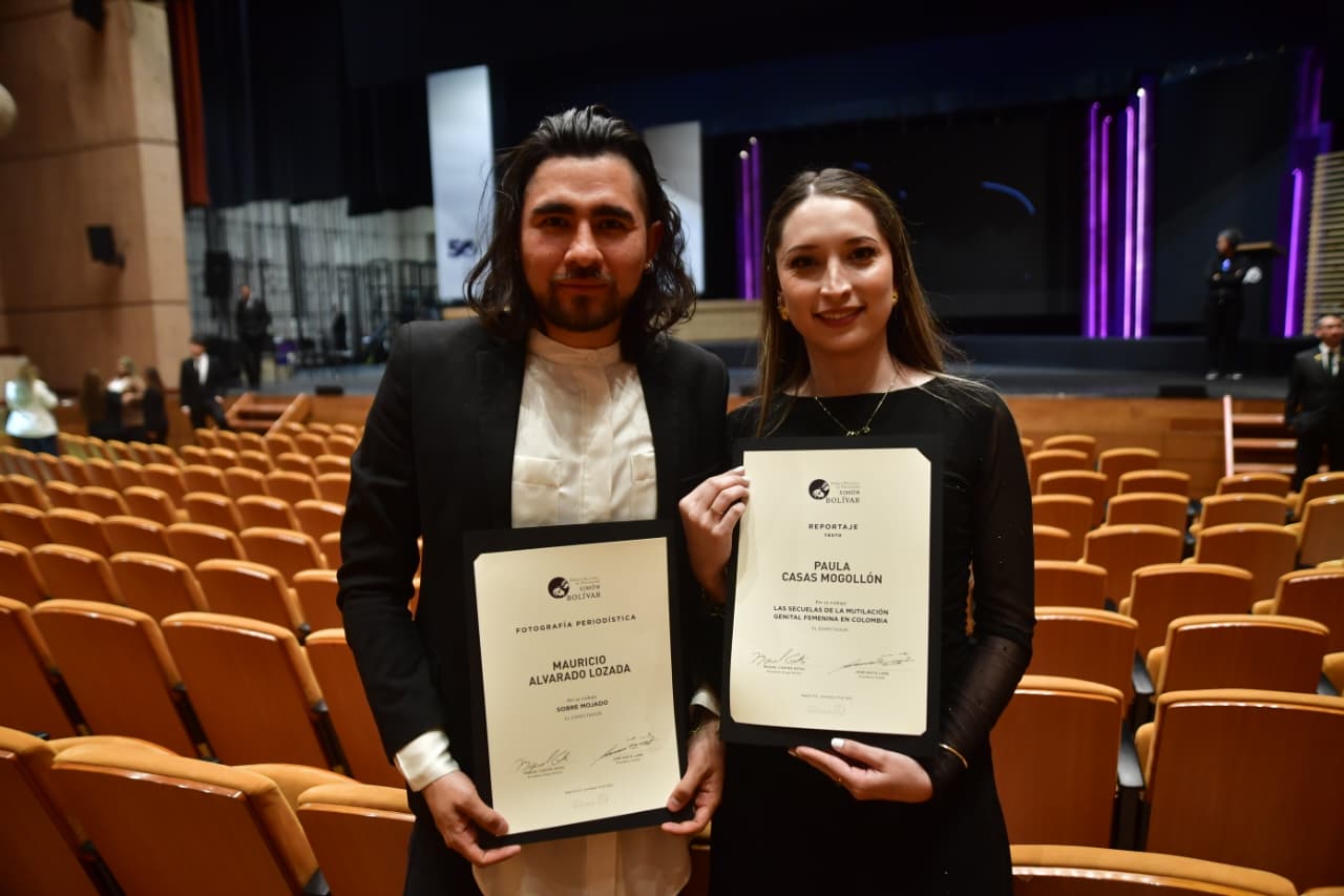 Mauricio Alvarado recibió el premio a mejor fotografía periodística, mientras que a Paula Casas Mogollón le otorgaron el de mejor reportaje en la categoría de texto.