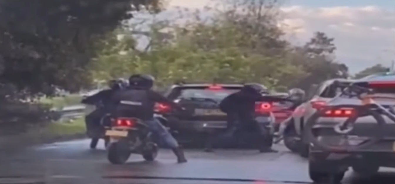 Video: con moto y pistolas, así roban a conductores durante trancones en Bogotá