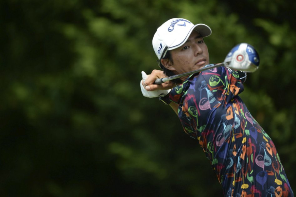 El golfista japonés Ryo Ishikawa golpea la bola durante la primera ronda del Quicken Loans National / EFE
