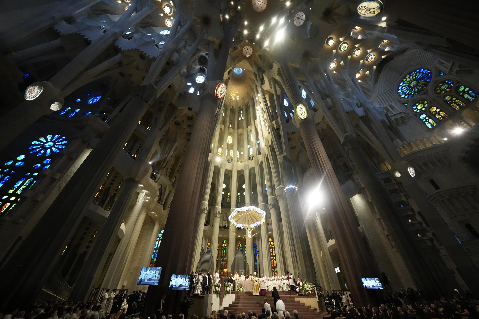 BARCELONA, 10/06/2026.- El papa León XIV oficia la misa solemne en la Sagrada Familia por el centenario de la muerte del arquitecto Antoni Gaudí, este miércoles en Barcelona dentro de su visita oficial a España. Al finalizar la misa llegará el acto de bendición de la Torre de Jesús, que se eleva a 172,5 metros y que es la culminación de la Iglesia católica más alta del mundo. EFE/Alejandro García
