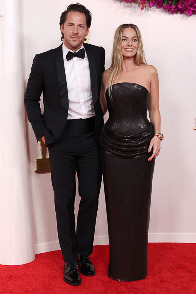 Margot Robbie, la protagonista de 'Barbie', quien asistió con Tom Ackerley, su esposo, lució un modelo de Versace.