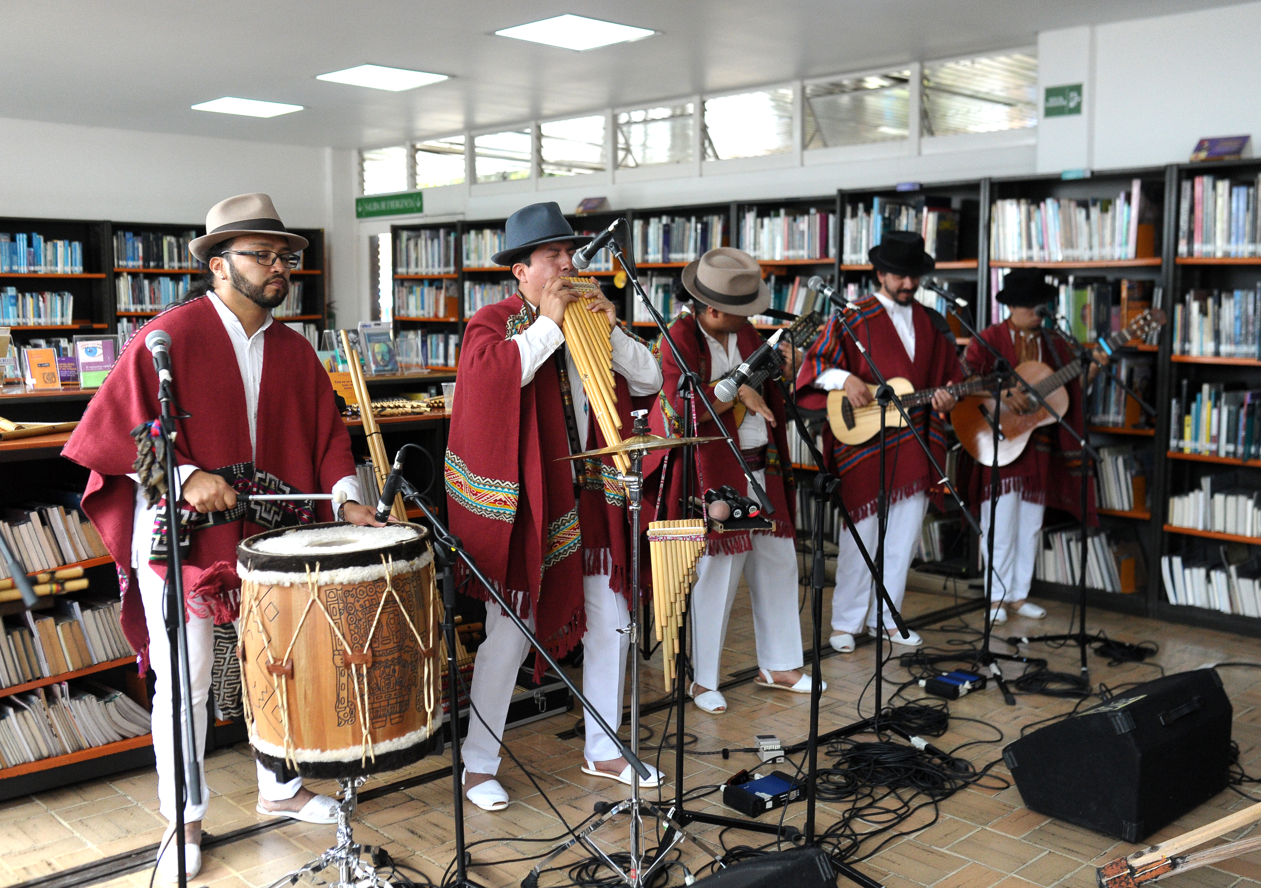 Ukamau, grupo musical con integrantes descendientes de los pueblos indígenas, nacidos y radicados en la ciudad de Bogotá.