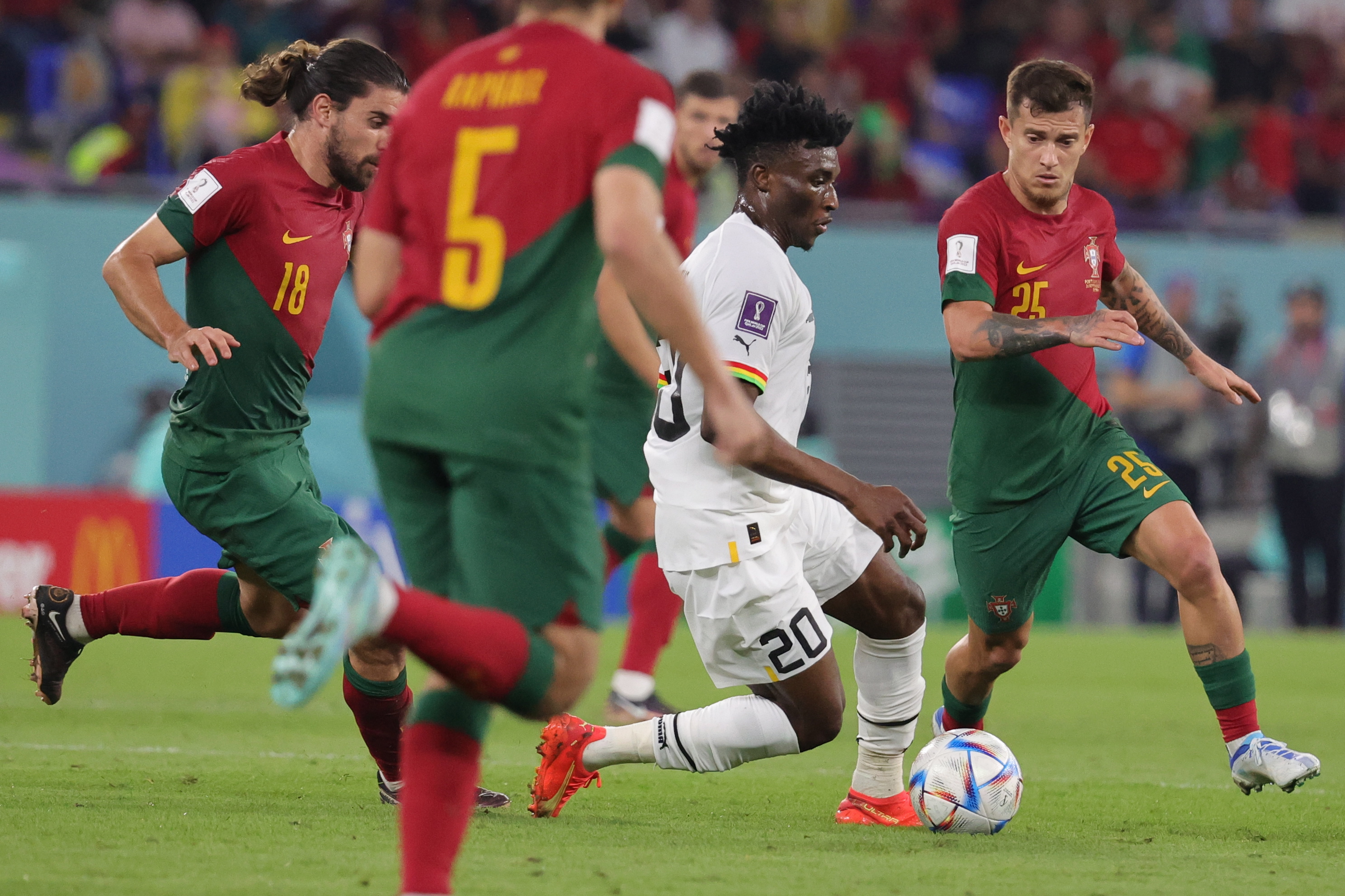 Doha (Qatar), 24/11/2022.- Mohammed Kudus of Ghana (C) in action against Otavio (R) and Ruben Neves (L) of Portugal during the FIFA World Cup 2022 group H soccer match between Portugal and Ghana at Stadium 947 in Doha, Qatar, 24 November 2022. (Mundial de Fútbol, Catar) EFE/EPA/Abir Sultan