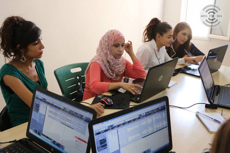 Mujeres elevan su voz en la primera radio femenina independiente de Siria