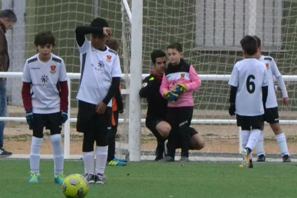 La conmovedora imagen de un árbitro y un niño que le da la vuelta al mundo