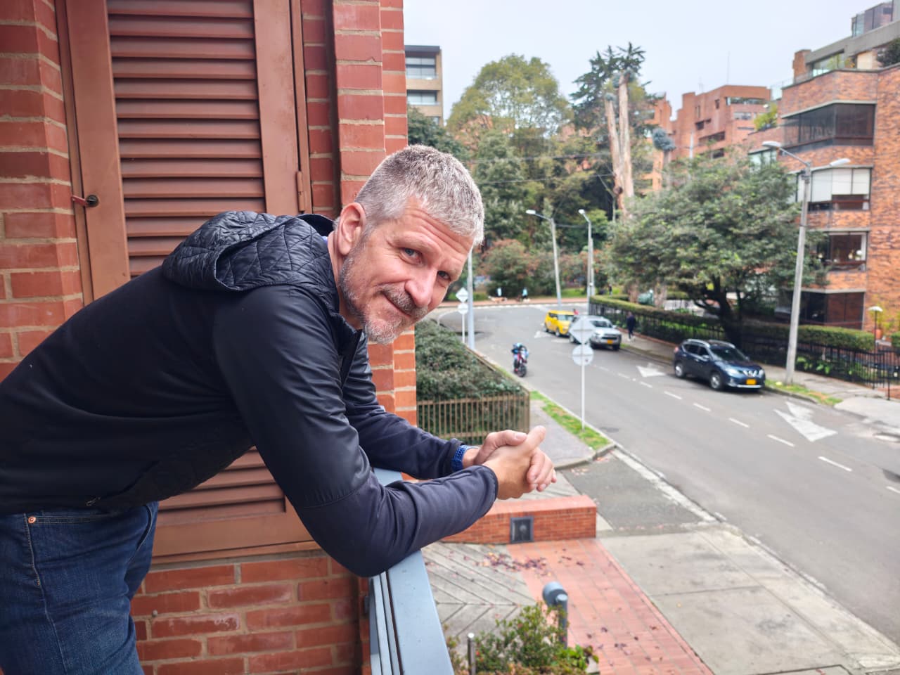 Era el jefe de Google, lo echaron y usó sus canas para emprender gracias a la IA
