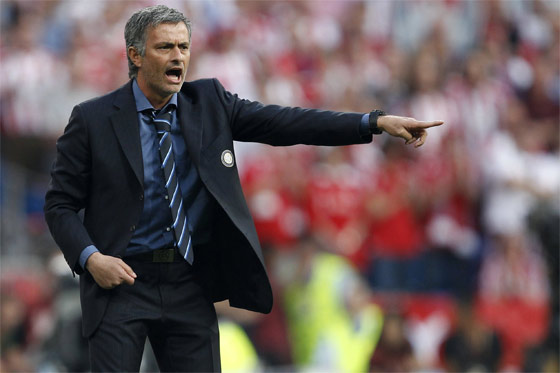 Mourinho fue denunciado por patear a un hincha