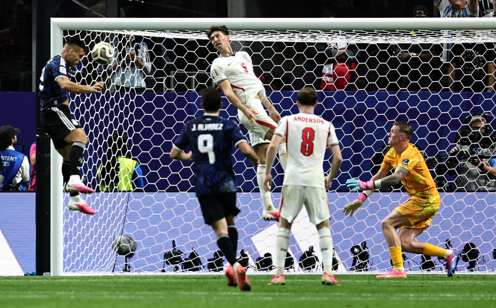 ATLANTA (United States), 15/07/2026.- Lautaro Martinez of Argentina (L) scores the 2-1 during the FIFA World Cup 2026 semifinals match England against Argentina, in Atlanta, USA, 15 July 2026. EFE/EPA/RONALD WITTEK