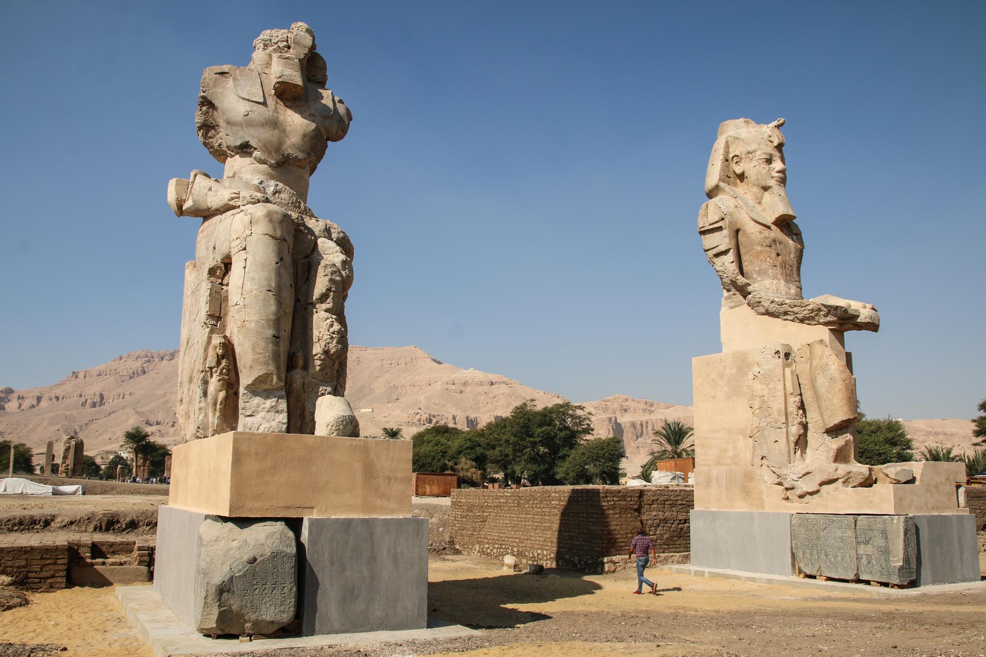 Egipto reveló dos estatuas colosales del rey Amenhotep III, tras 20 años de restauración