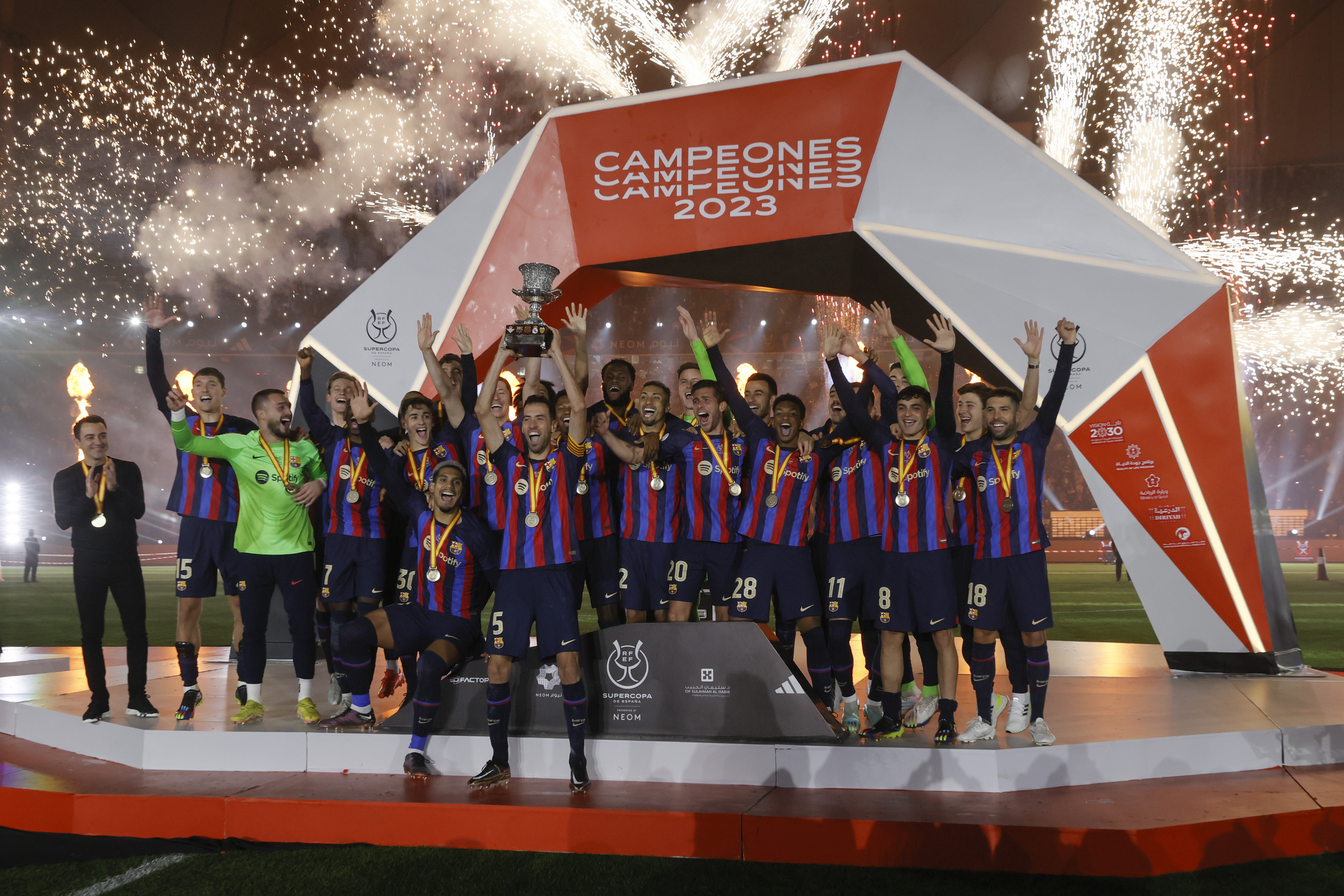 RIAD (ARABIA SAUDÍ), 15/01/2023.- Los jugadores del FC Barcelona celebran con el trofeo la victoria tras la final de la Supercopa de España 2023 que Real Madrid y FC Barcelona jugaron este domingo en el estadio internacional Rey Fahd de Riad, Arabia Saudí. EFE/ Juan Carlos Cárdenas
