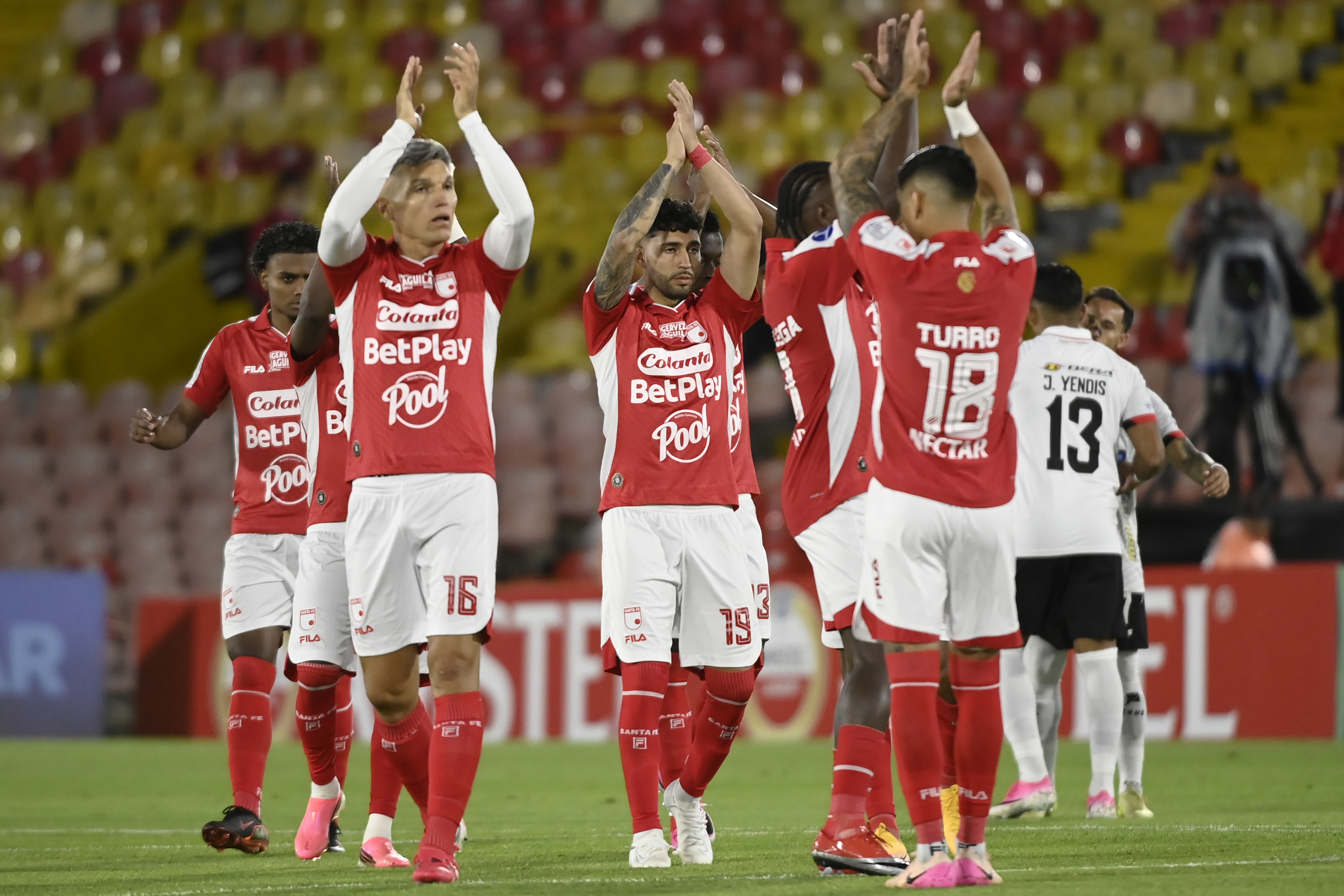 Jugadores de Santa Fe, durante el compromiso ante Caracas de Venezuela por la Copa Conmebol Sudamericana en el Estadio El Campin de Bogotá