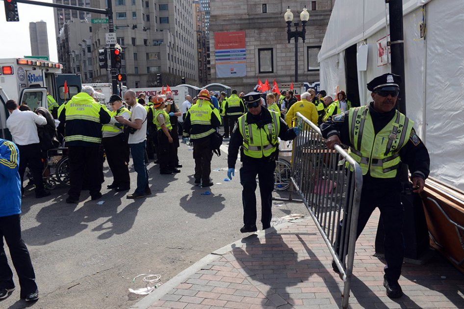 Policía refuerza seguridad en todo EE.UU. tras explosiones en Boston