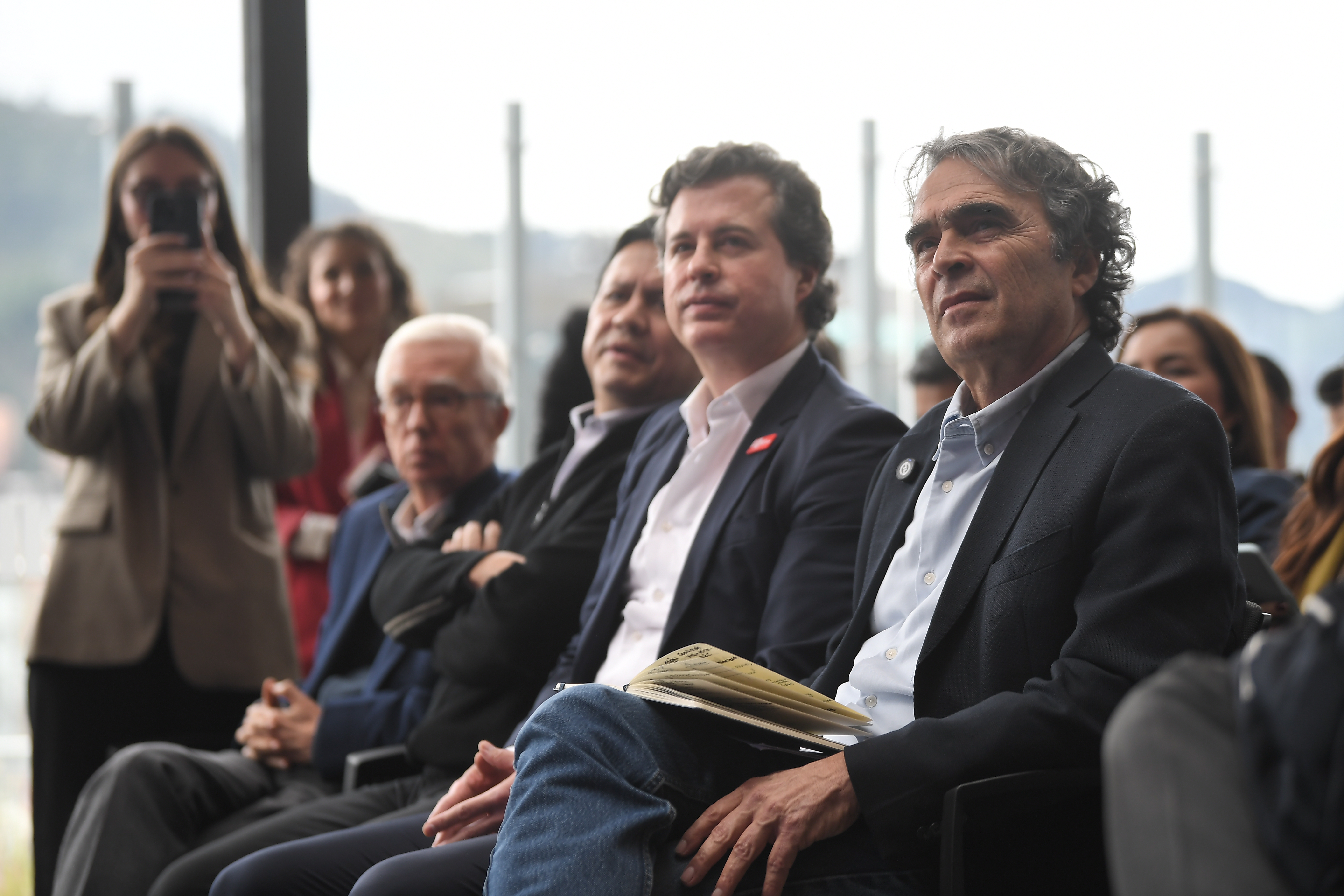 El centro sigue sin norte y las coaliciones de petrismo y oposición buscan captar sus votos