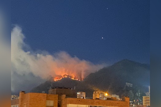 Continúan las llamas en los cerros orientales: “dependemos del viento”, asegura Galán