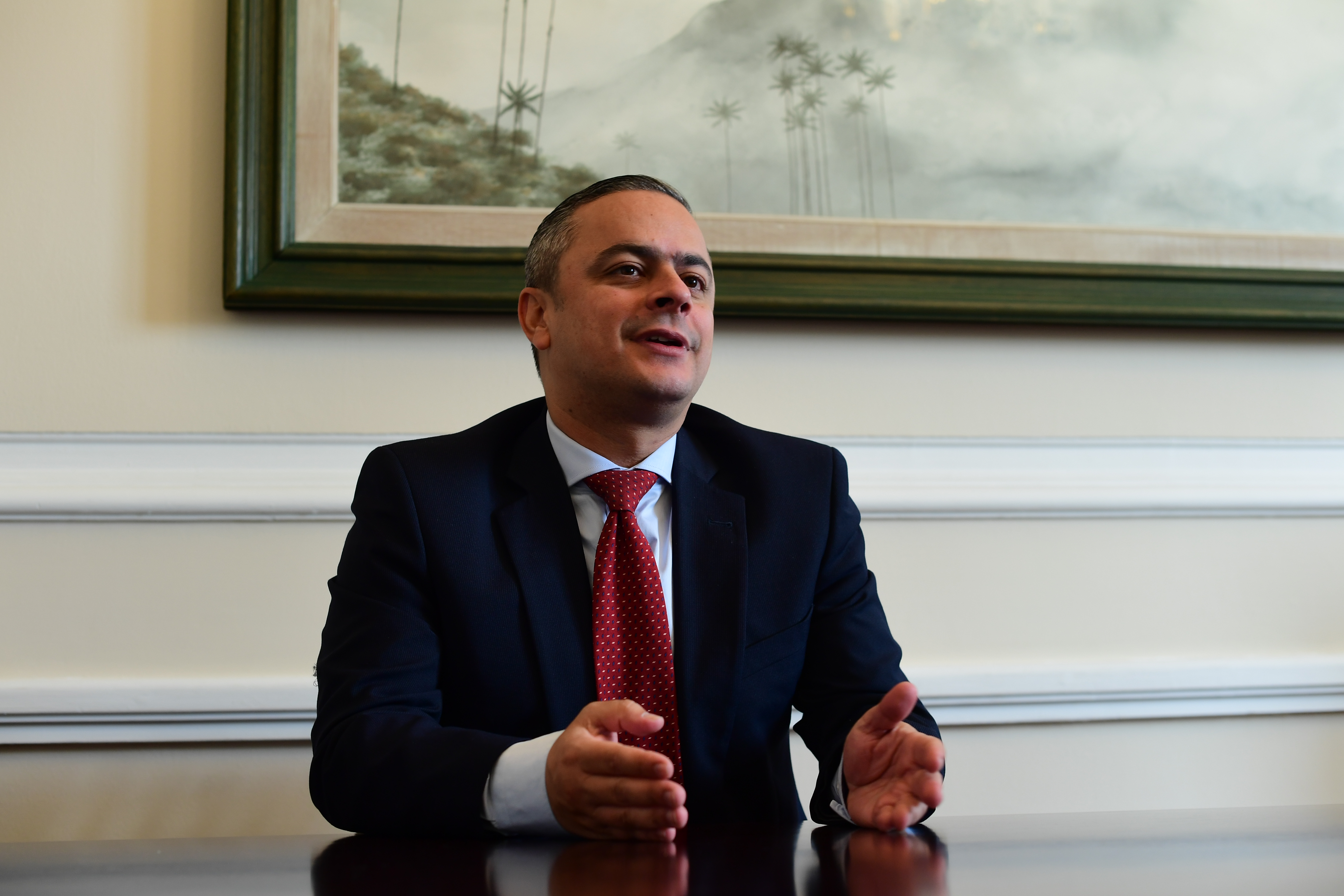 Abren desacato contra suspendido alcalde (e) de Medellín, Juan Camilo Restrepo