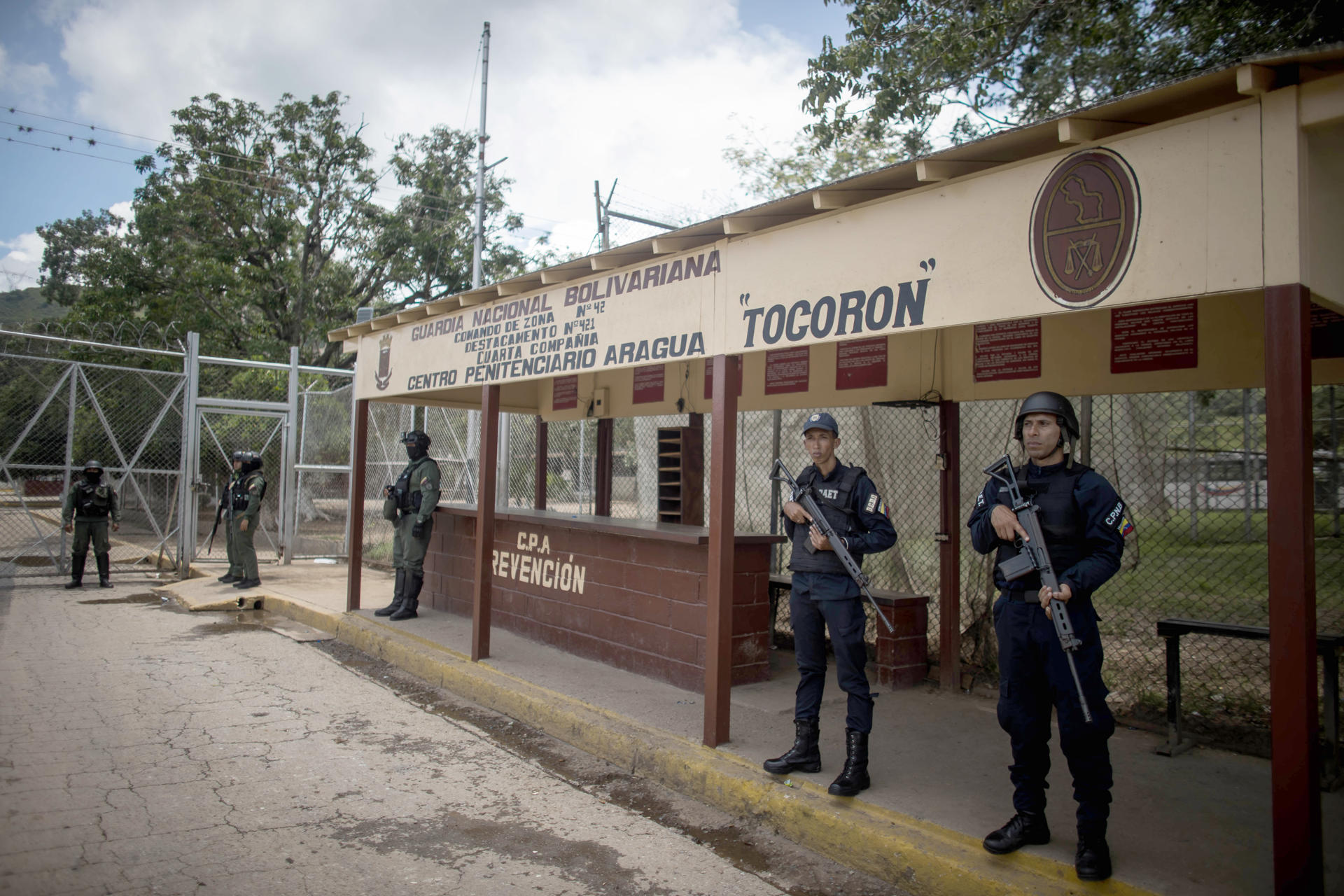 AME2075. BOGOTÁ (COLOMBIA), 23/09/2025.- Fotografía de archivo fechada el 23 de septiembre de 2023 que muestra militares durante un operativo en la entrada del centro penitenciario Tocorón, en Tocorón (Venezuela). La banda delictiva de origen venezolano Tren de Aragua cumple este martes dos años desde que fue "totalmente" desmantelada en la cárcel de Tocorón, su lugar de origen, según el Gobierno de Nicolás Maduro. Sin embargo, Estados Unidos incluyó a este grupo —identificado por sus autoridades como TDA— en la lista de Organizaciones Terroristas Extranjeras (FTO) y de Terroristas Globales Especialmente Designados (SDGT). EFE/ Miguel Gutiérrez/ARCHIVO