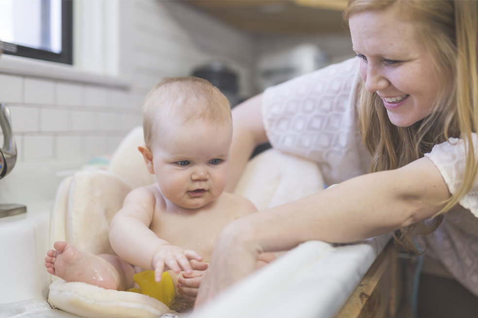 10 errores de los padres primerizos cuando bañan a su bebé