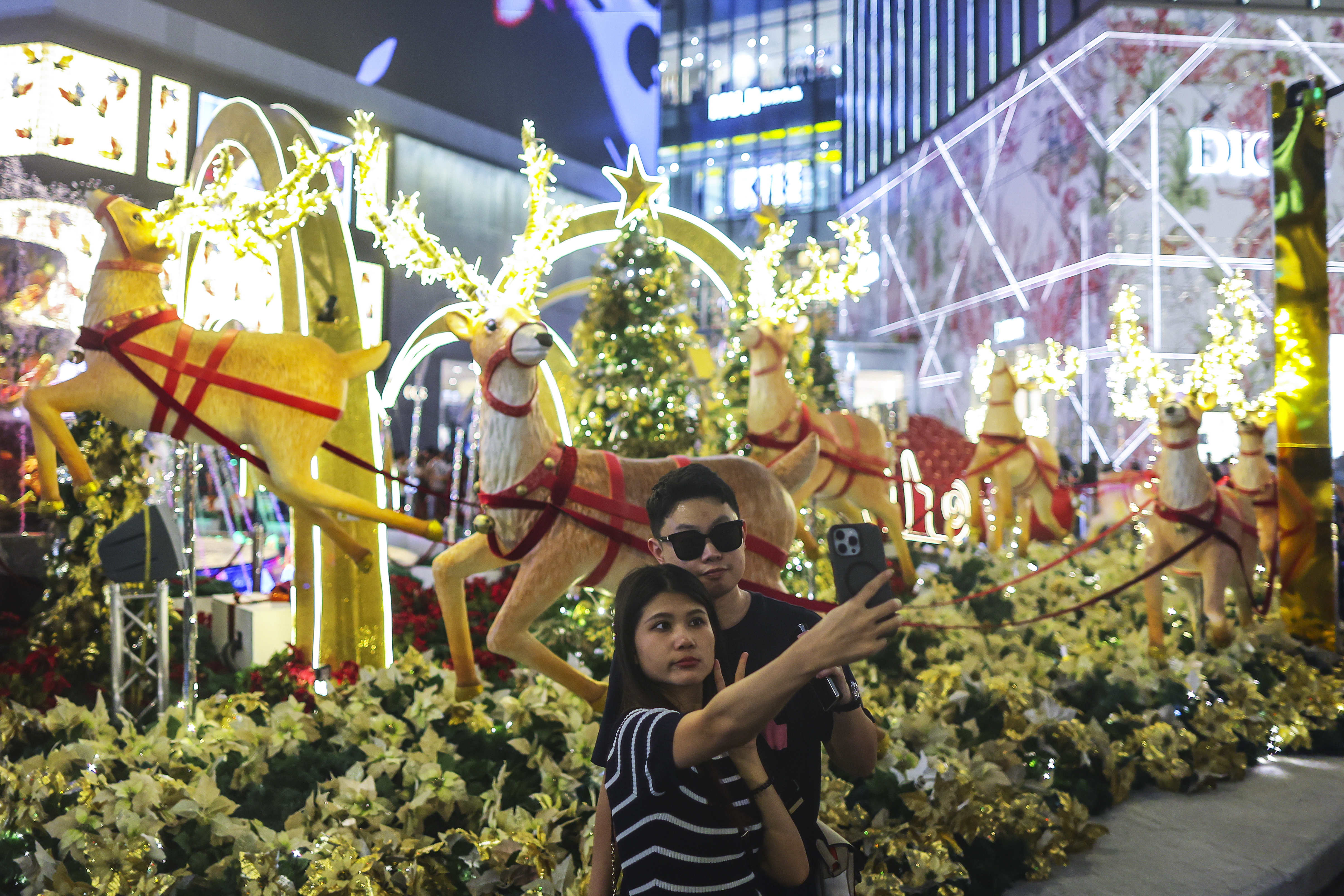 Kuala Lumpur (Malaysia), 19/12/2024.- A couple take a selfie near the Christmas decoration outside a shopping mall in Kuala Lumpur, Malaysia, 19 December 2024. Christmas Day is a Christian holiday observed generally on 25 December to commemorate the birth of Jesus. (Malasia) EFE/EPA/FAZRY ISMAIL