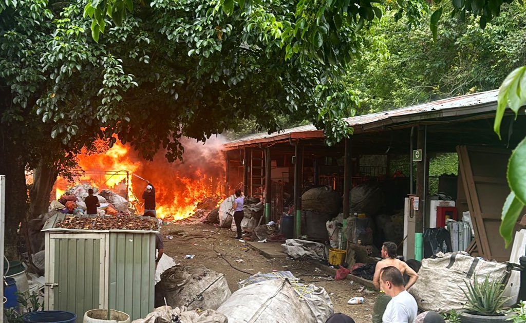 Incendio en bodega de reciclaje obligó a evacuar centro Buen Comienzo en Medellín