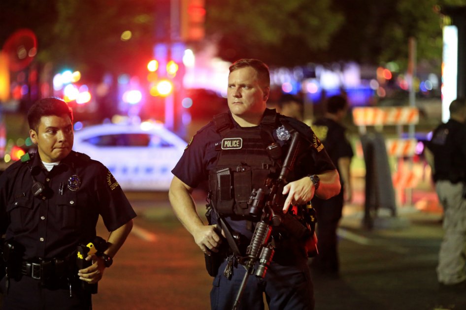 Policía de Dallas mantiene a dos personas en custodia por tiroteo contra agentes
