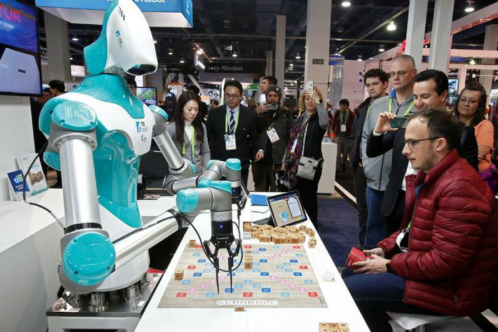 “Deberíamos cobrar impuestos a las empresas por utilizar robots”