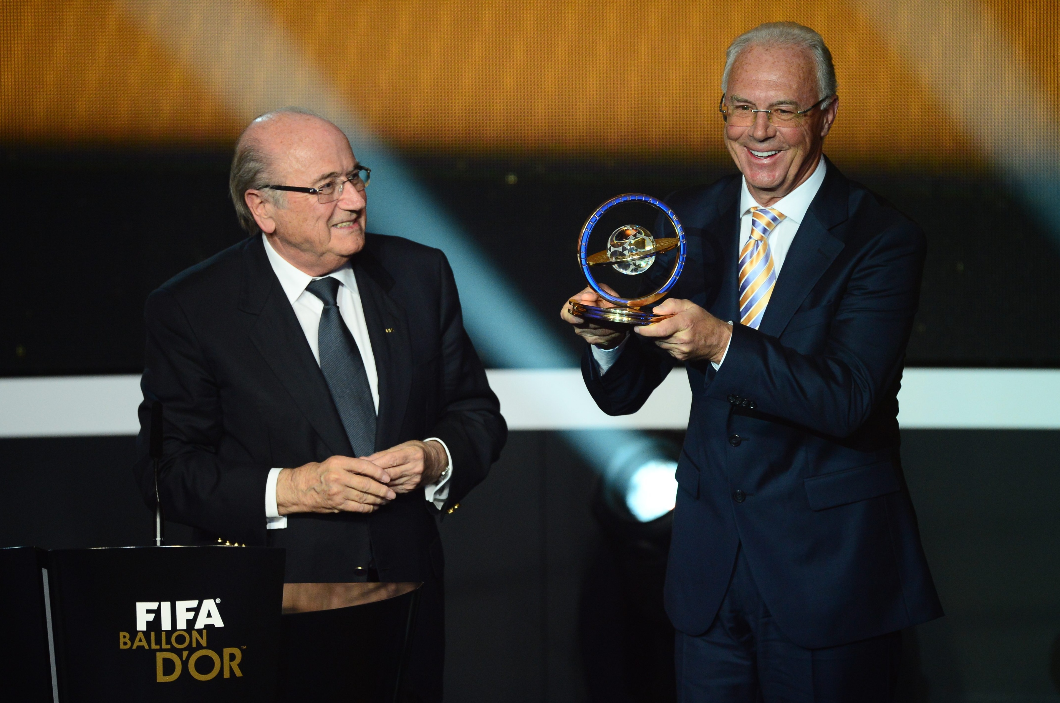 Franz Beckenbauer, ganador del Balón de Oro en 1972 y 1976, recibió el premio Presidencial de la FIFA de manos del expresidente de la FIFA, Joseph S. Blatter (izq.), durante la Gala del Balón de Oro de la FIFA 2012.
