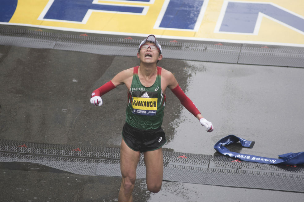 Kawauchi y Linden ganan títulos históricos en el Maratón de Boston
