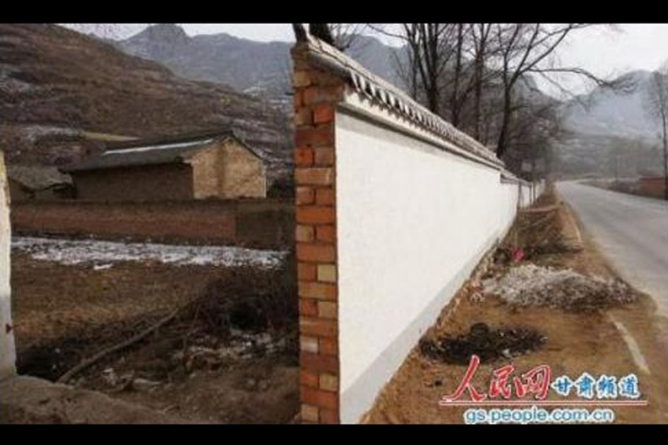 Construyen muro en carretera para tapar un "pueblo pobre"