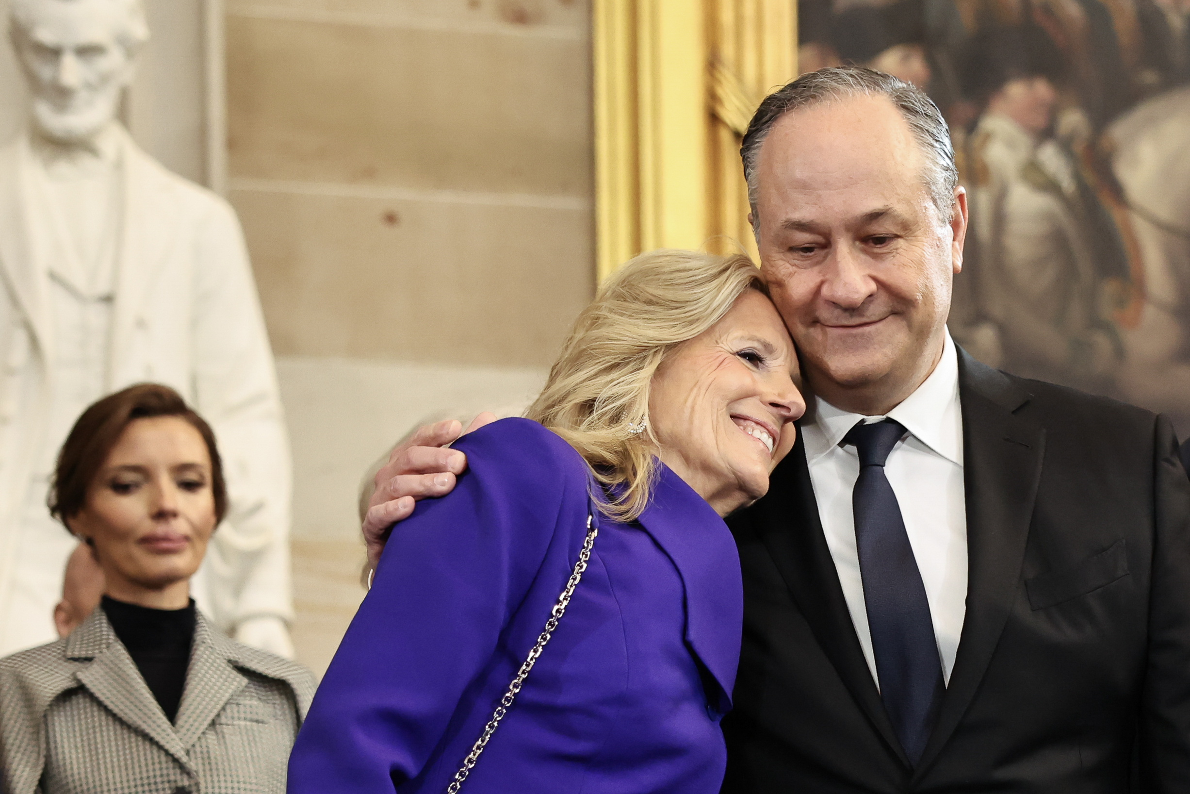 Washington (United States), 20/01/2025.- First lady Jill Biden (C) hugs second gentleman Doug Emhoff (R) as they arrive for the inauguration of US President-elect Donald Trump in the Rotunda of the US Capitol in Washington, DC., USA, 20 January 2025. US President-elect Donald Trump will be sworn in for a second term as president of the United States on 20 January. The presidential inauguration will be held indoors due to extreme cold temperatures in DC. (Estados Unidos) EFE/EPA/CHIP SOMODEVILLA / POOL