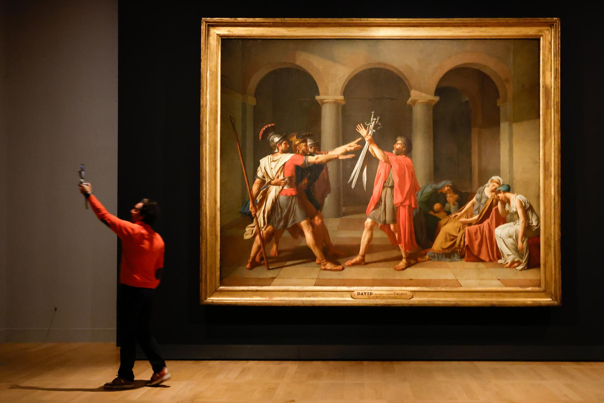 Paris (France), 14/10/2025.- The artwork entitled 'Le Serment des Horaces' (Oath of the Horatii) by French painter Jacques-Louis David is on display at the 'Jacques-Louis David' exhibition at the Louvre Museum in Paris, France, 14 October 2025. The exhibition runs from 15 October 2025 to 26 January 2026. (Francia) EFE/EPA/MOHAMMED BADRA