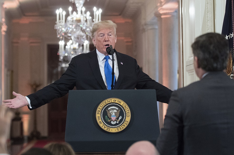 Casa Blanca amenazó con volver a retirar la credencial a periodista de CNN