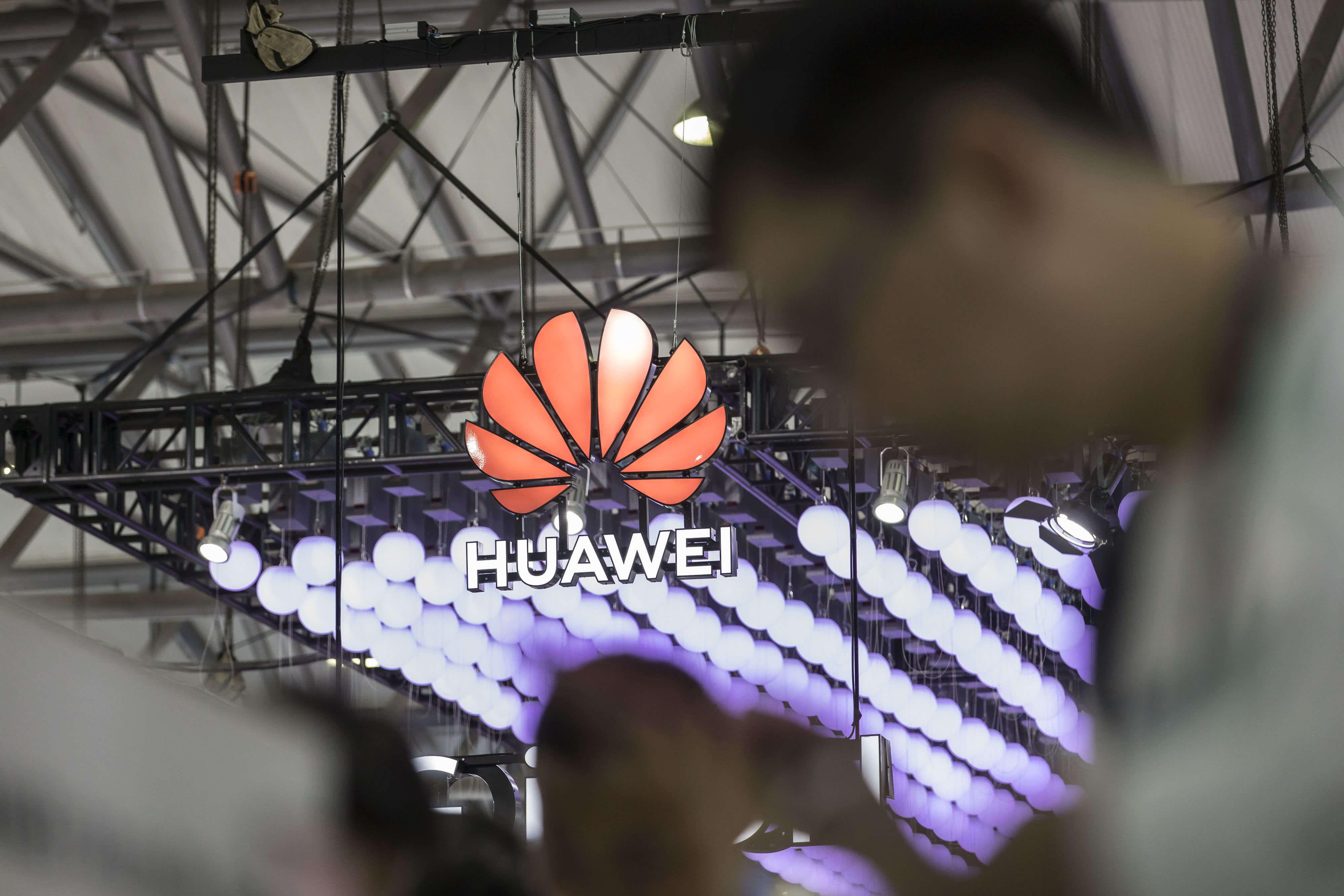 Personal de Huawei trabajó con Ejército chino en investigación