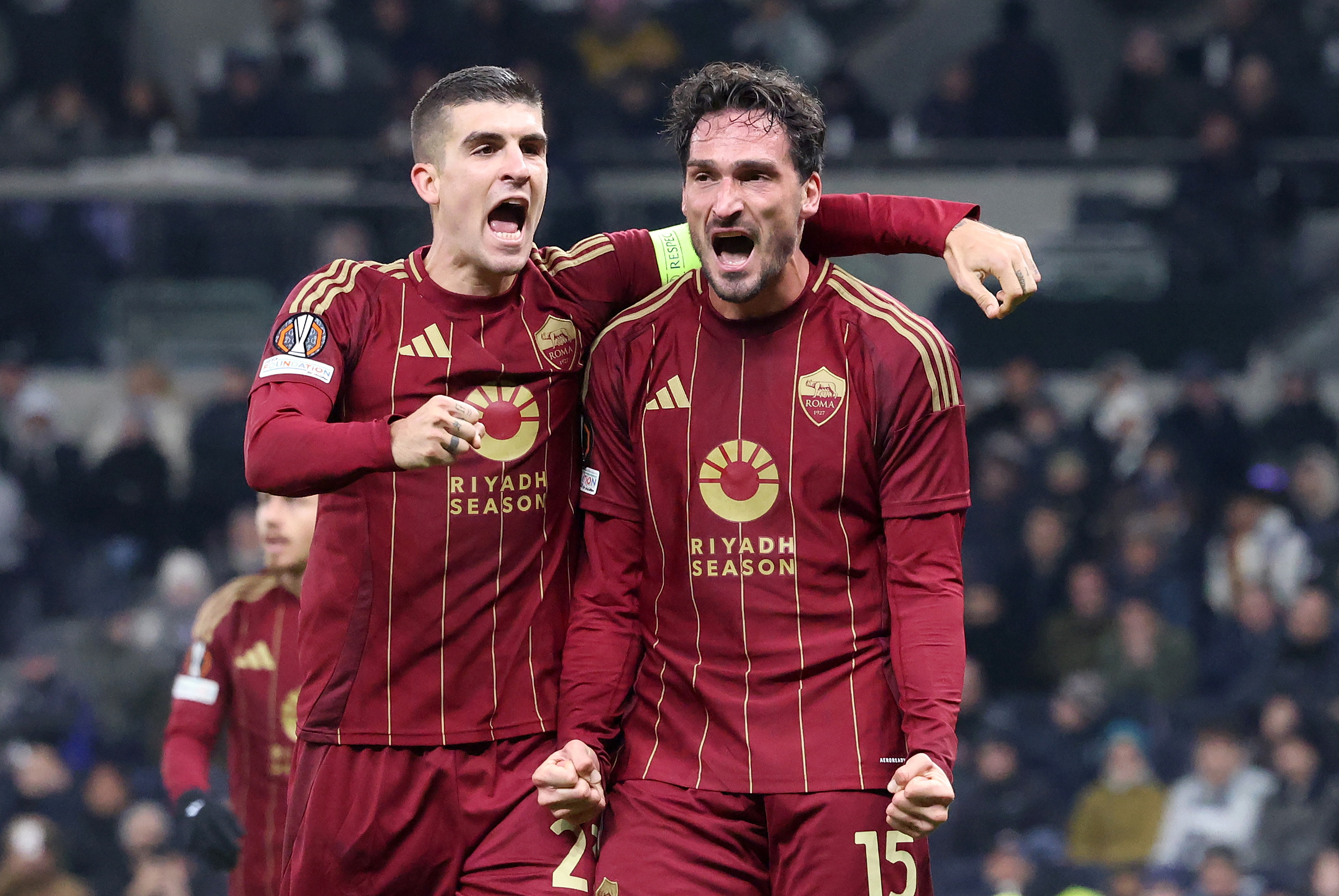London (United Kingdom), 28/11/2024.- Mats Hummels (R) of Roma celebrates after scoring the 2-2 during the UEFA Europa League match between Tottenham Hotspur and AS Roma in London, Great Britain, 28 November 2024. (Gran Bretaña, Reino Unido, Londres) EFE/EPA/NEIL HALL
