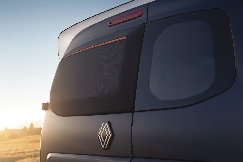 El motor es alimentado por una batería de 45 kWh, que recarga corriente de manera continua a 80 kW.
