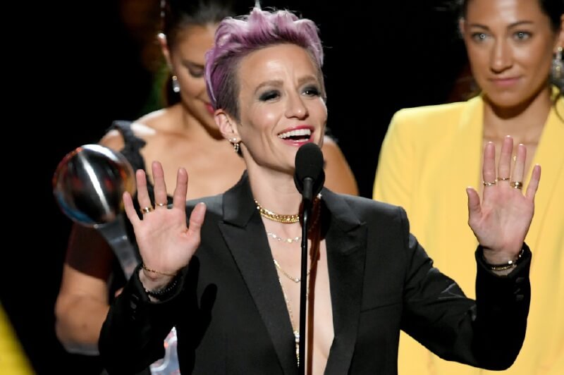 Megan Rapinoe, capitana de la selección de fútbol de EE. UU., se consagró campeona mundial y retó a Donald Trump. Aquí en los premios ESPY. / AFP